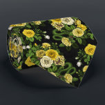Gömt i ro, gult och grönt slips<br><div class="desc">Blommor,  möss och ormar av ro,  handmålade i Ps och Illustrator,  sömlösa mönster</div>