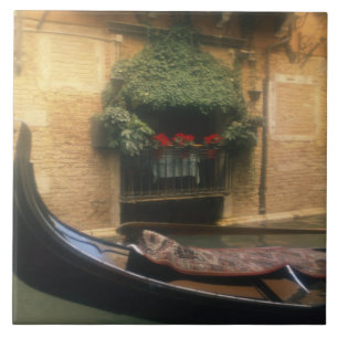 Gondol och restaurang, Venedig, Veneto, Italien Kakelplatta