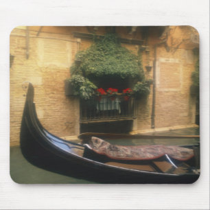 Gondol och restaurang, Venedig, Veneto, Italien Musmatta