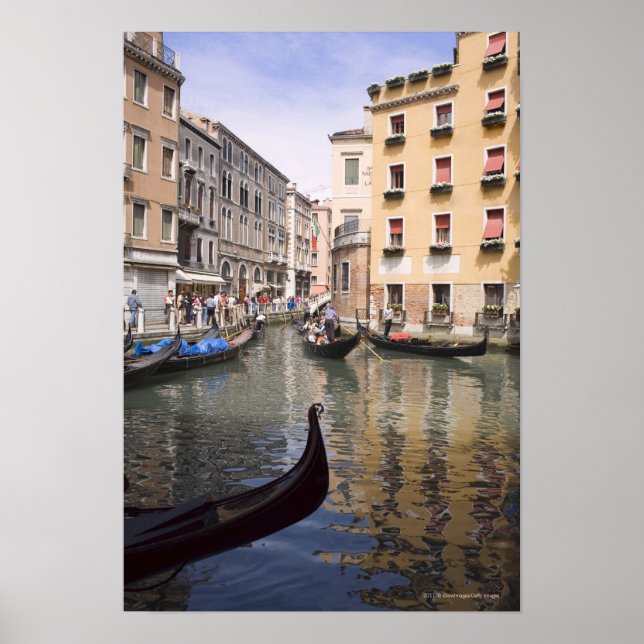 Gondolas i en kanal, Venedig, Italien Poster (Framsidan)