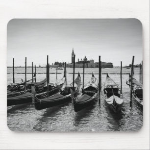Gondolas i Venedig i svartvitt Musmatta