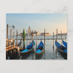 Gondolas i vykort i Venedig