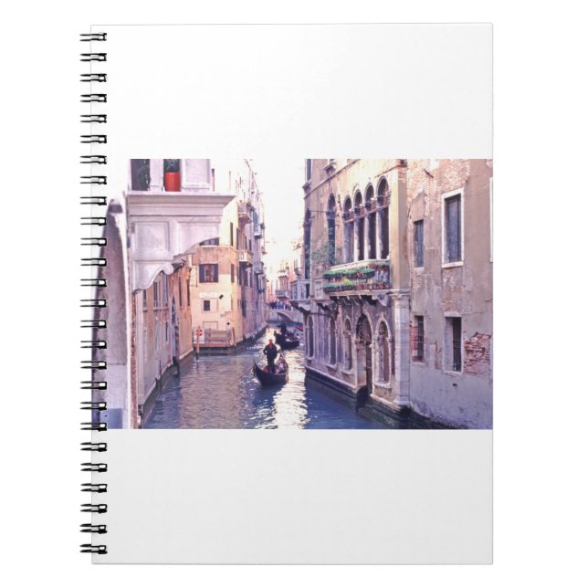 Gondolas navigerar i en kanal i San Polo-området Anteckningsbok (Framsidan)
