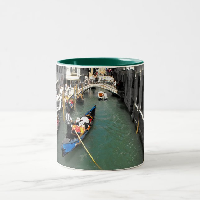 Gondolas och turister i Venedig Två-Tonad Mugg (Center)