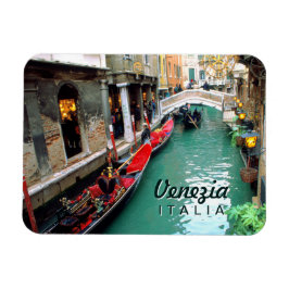 Gondolas på en liten kanal i Venedig Magnet