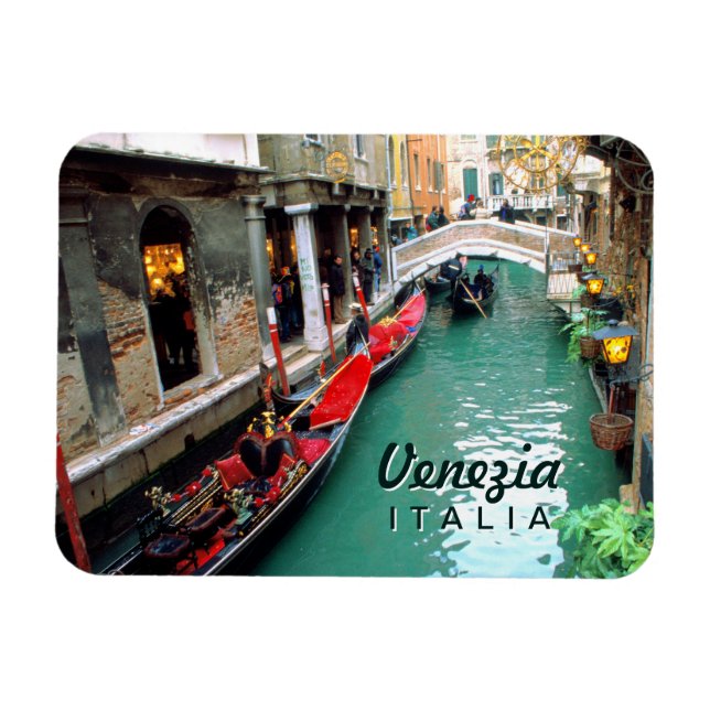 Gondolas på en liten kanal i Venedig Magnet (Horisontell)