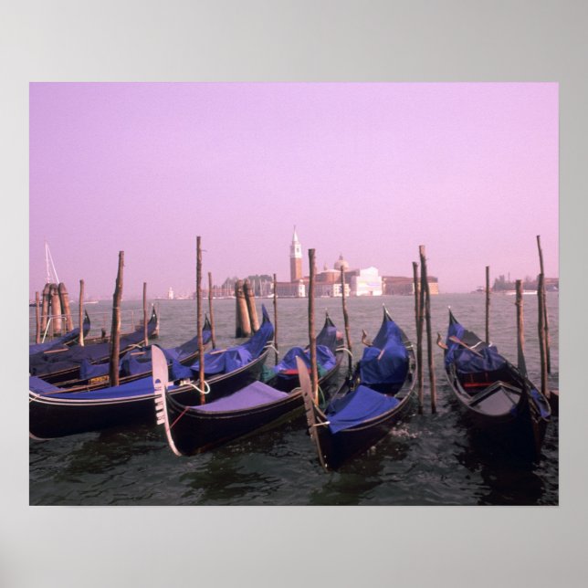 Gondolas redo för turister i Italien Venedig Poster (Framsidan)