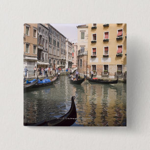 Gondoler i en kanal, Venedig, italien Knapp