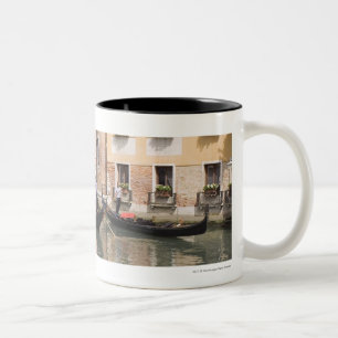 Gondoler i en kanal, Venedig, italien Två-Tonad Mugg