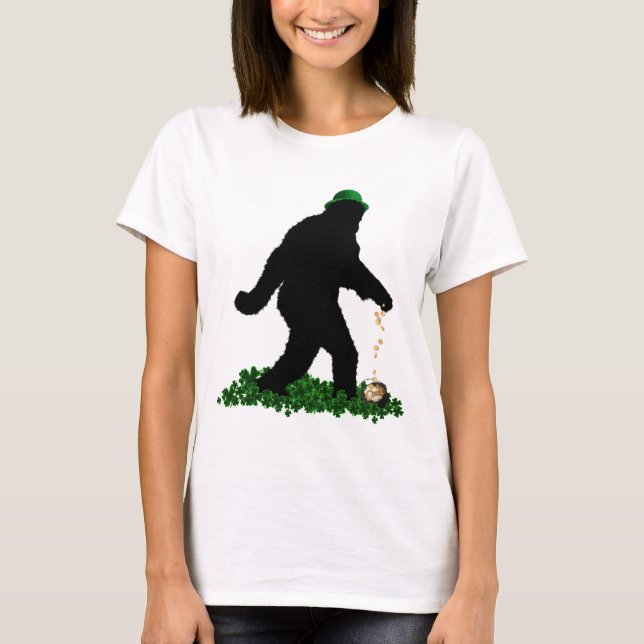 Gone Squatchin' on St. Patrick's Day T Shirt (Framsida)