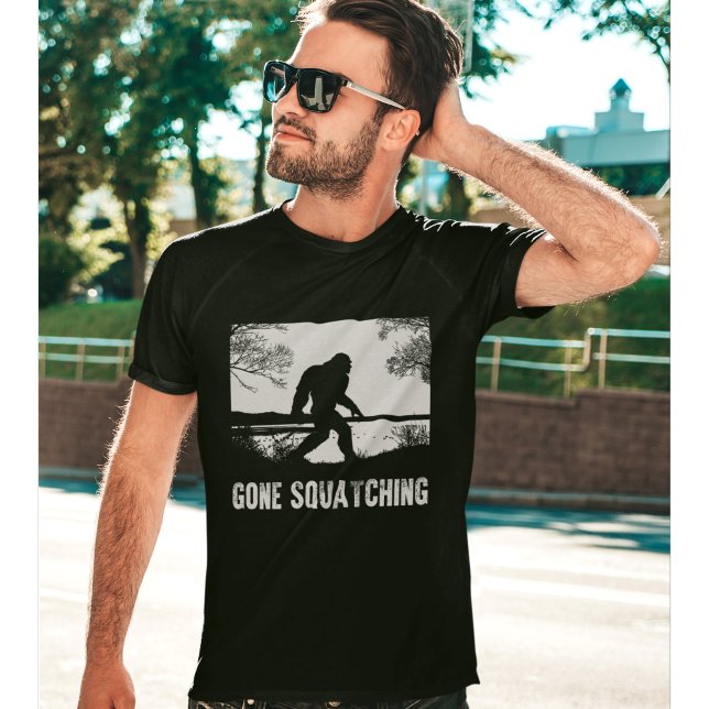 Gone Squatching Funny Big Foot Lovers T Shirt (Skapare uppladdad)