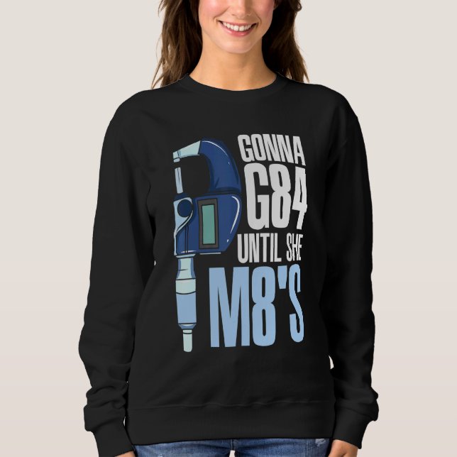 Gonna G84 tills hon M8s Mechanic Cnc Machinist Hum T Shirt (Framsida)