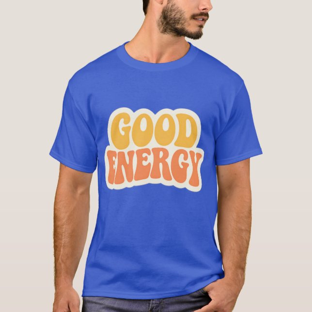 GOOD ENERGY Retro Wavy Text – T-Shirt (Framsida)