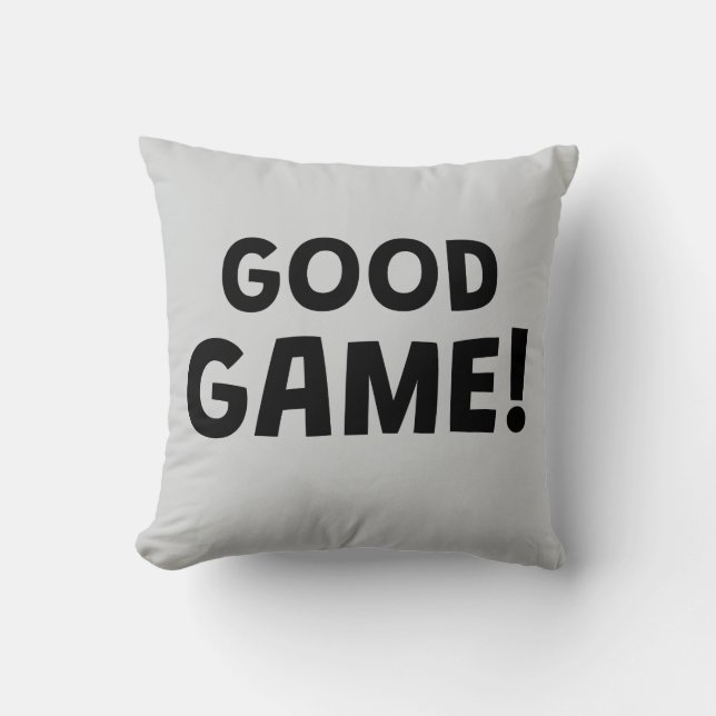 Good Game! | Bold Typography Gamer Throw Pillow Kudde (Framsida)