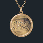 Good Vibes Hand plockade Beach Sand Photo Roligt B Guldpläterat Halsband<br><div class="desc">"Bra vibes." Slappna av, lukta havet luft och resa tillbaka till semesterstranddagarna varje gång du bäror chicen, roligten, fotokarmhalsbandet. Detta halsband finns i små, medelstora och stora storlekar, såväl som i kvadratiska och cirkelformade former. Du kan beställa detta halsband i ditt val av sterling silver, silver eller guld avslutar metall....</div>