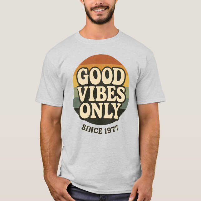 Good Vibes Only Since 1977 Retro T-Shirt (Framsida)