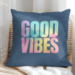"Good Vibes" Vibrant Tropical Quote Kudde<br><div class="desc">Sprid de tropiska kännedomen med den här djärva och bitande "GOOD VIBES" dekorativ kudde! Med en vibrerande pastellgradient med silhuetterna från handflatan träd, ger denna bho sommardesign en utmärkt kontur mot en djup havsblå bakgrund. Vare sig du håller på att stifta ett kusthem, dekorera en dorm eller kasta solskenor åt...</div>