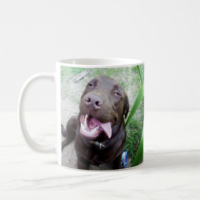 Goofy Delight: Chocolate Brown Labrador Puppy, Kaffemugg (Vänster)