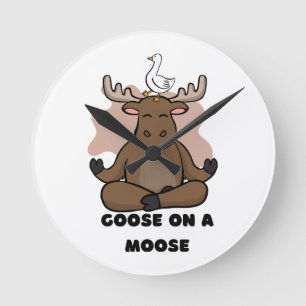 Goose på en moose Animal Funny Rund Klocka