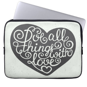 Gör alla saker med kärlek laptop sleeve
