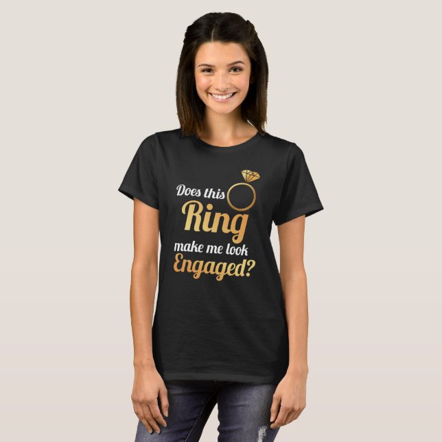 Gör denna ring mig att se förlovad? t-shirt (Hel framsida)