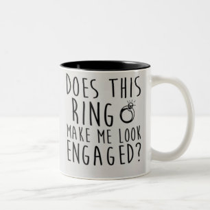 Gör denna ring mig att se förlovad? Två-Tonad mugg