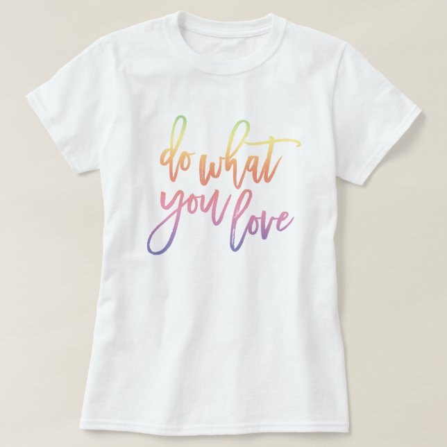 Gör det du Kärlek | Pastel Rainbow Script Tee (Design framsida)