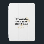 "Gör det nu till motiv - djärv Guld-inspirerad iPad Mini Skydd<br><div class="desc">Gör något utan att tveka med det här slående motiveringscitatet: "Om du gör det, gör det nu, vänta inte." Med fet typografi och med elegant gyllene botaniska accenter kombineras denna design med lyx. Perfekt för dem som tror på att ta tillfället i akt - perfekt för planerare, mugg, väggkonst, kontorsdekoration...</div>