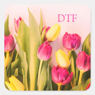 Gör-det-själv rosa monogram/namn, rosa och gula tu fyrkantigt klistermärke