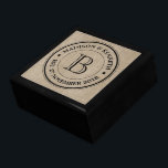 Gör ditt eget program för eftermontering av Logoty Smyckeskrin<br><div class="desc">Gör din egen enkla, coola, unika monogram med den här anpassningsbarnas logotyp med retrotypografi över en ljusbrun, brun bakgrund till en ljusbrun bild. Ersätt exempeltexten med ursprunglig text, namn, bröllop-datum eller annan text för en personlig-gåva. Gör en underbar gåva till Bröllop, årsdag, husuppvärmning eller värdinna, födelsedag, pension och många andra...</div>