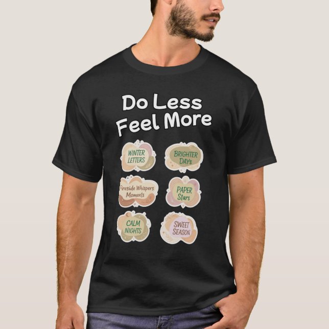 Gör Mindre, Känn Mer T-Shirt (Framsida)