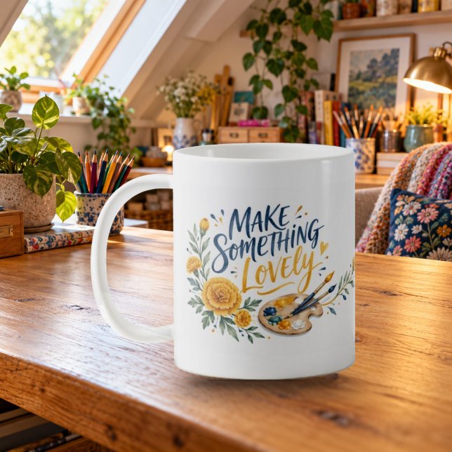 Gör Något Vackert Penselskrift Mugg (Make Something Lovely Brush Script Mug — refined lighting and contact shadows. Digital lifestyle preview.)