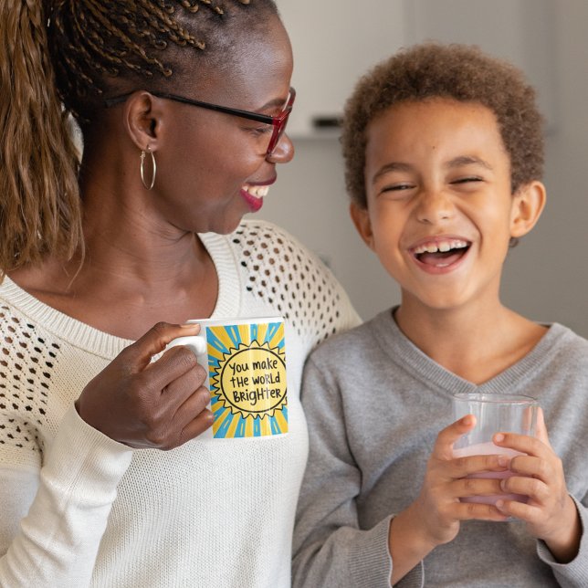 Gör världen ljusare Mugg (Thank someone special with this fun, "You make the world brighter" sun mug! )