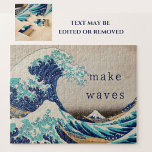 "Gör Vinkar" Hokusai Vintage japansk konst Pussel<br><div class="desc">I den här roligten har det otvetydiga japanska träblockets vintage "Den Underbara vågen av Kanagawa" av Hokusai och motiveringsmeddelandet "gör vågar". Perfekt för familjespeltid eller puzzelentusiaster. Njut av de vackra blåa och turkotiska tonerna från den stora, krämande vågen och montera Fujis syn i bakgrunden. En underbar gåva till älskare av...</div>