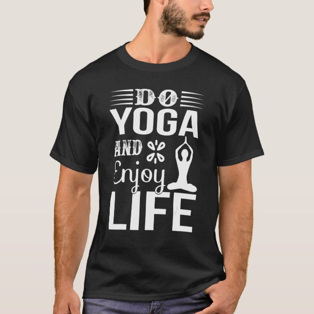 Gör Yoga Och Njut Av Livet T Shirt (Framsida)