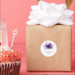 Gorgisk Lila Flower Bröllop Runt Klistermärke<br><div class="desc">Jag hoppas att du tycker om de här underbara bröllopsspärrarna med den här fantastiska Lila Grått Blommigt-designen på dem. Du kan ändra ALLA PERSONLIGA UPPGIFTER på klisterlapparna så att de passar dina behov. Njut! https://www.zazzle.com/store/dazzlingpaperitems</div>