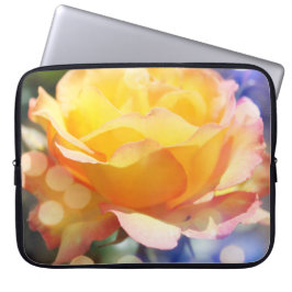 Gorglig blomma från gul ros i finare bubblande laptop sleeve