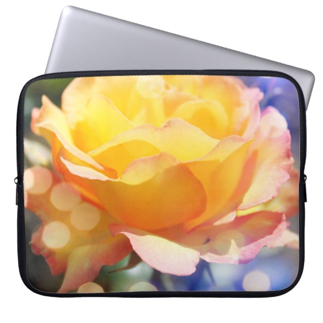 Gorglig blomma från gul ros i finare bubblande laptop sleeve (Framsidan)