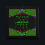 Gorglig Grönt Fractal Snöre-jubileumsruta Minnesask<br><div class="desc">Unik och Snyggt fraktal snöre gräns-grönt, lila, djup röd med svart center - Exquisite and elegant personligt bröllp, Årsdag eller förlovning närvarande. Anpassa med namn, årsdag och monogram eller siffror - som är gjorda i en underbar presentlåda av trä till behållans inkorgar, smyckeskrin för dina speciellare nyckelpersoner. Gör en underbar...</div>