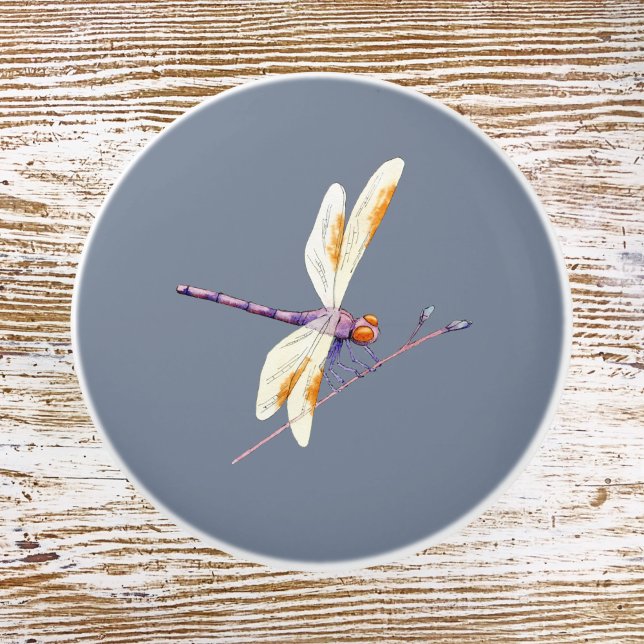 Gorgligt Golden Dragonfly på Gren mot Grått Knopp (Skapare uppladdad)