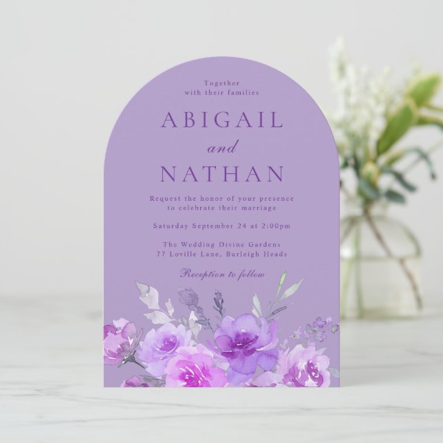 Gorgligt Lila Lavender Blommigt Arch Bröllop Inbjudningar (Stående Fram)