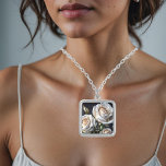 Gorgligt vit ros med gyllene detaljer silverpläterat halsband<br><div class="desc">För romantiker: ro älskare,  bröllop par,  bröllop,  firande,  födelsedagar eller andra tillfälle. Och naturligtvis "bara sådär"! Det vackra ro skapades med artificiell intelligens baserad på ett av mina fotografier. Underbart presentidé!</div>