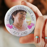 Gorgous Grandma Day 23 Personlig Button Knapp<br><div class="desc">Lägg din mormors bild till den här söta Gorgous Grandmas Day-knappen.</div>