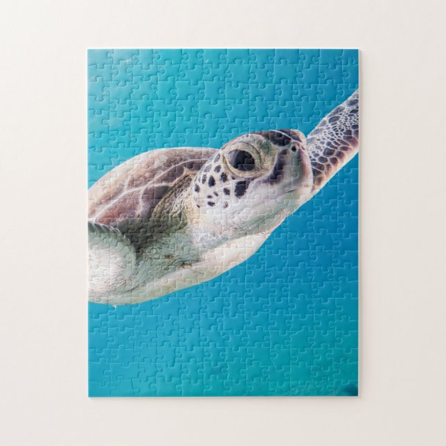 Gorgous Sea Turtle Swimming i Ocean Pussel (Vertikal)