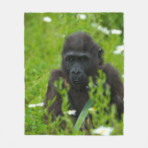 Gorilla Baby som Gömmer i gräs Fleecefilt