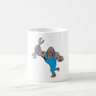 Gorillmekaniker som håller skiftnyckel kaffemugg