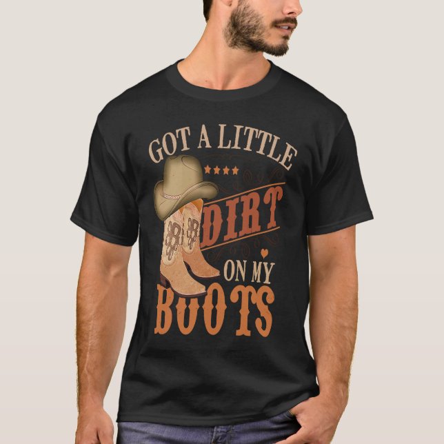 Got Little Dirt On My Boots Funny Country Music Lo T Shirt (Framsida)