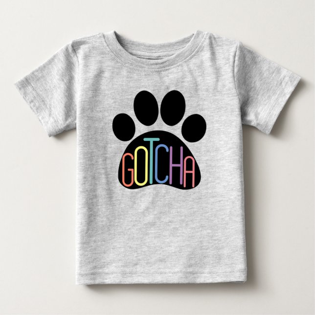 "Gotcha" Baby T-Shirt Celebrating Hund Adoption (Framsida)
