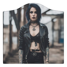 Goth Girl som pockar framför gamla Bridge