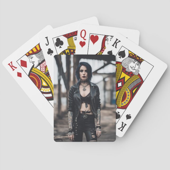 Goth Girl som pockar framför gamla Bridge Casinokort (Baksidan)